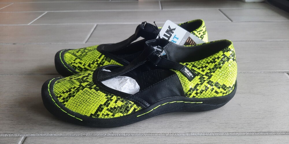 New Muk Luk Sport Neon Yellow Snake with strap size 9